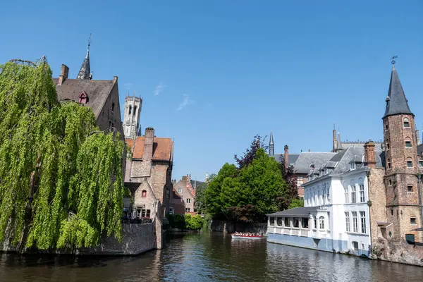 Bruges, Flanders, Belçika 'daki eski ortaçağ binalarının kanalı, köprüsü ve ön cepheleri güneşli bir günde gidilecek yer.
