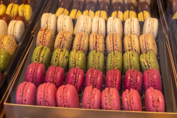 Makaronlar ya da Fransız kurabiyeli tatlı krema şekerli yumurta beyazı, krema şekeri, granüllü şeker, badem yemeği ve gıda boyası sergilenmekte olan tatlı Fransız tatlısı, kapat.