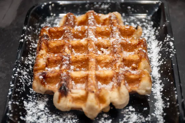 Brüksel, Flanders, Belçika 'da çeşitli malzemelerle pişirilmiş Belçika şekerli waffle' lar, lezzetli sokak yemekleri.
