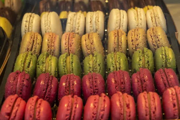 Makaronlar ya da Fransız kurabiyeli tatlı krema şekerli yumurta beyazı, krema şekeri, granüllü şeker, badem yemeği ve gıda boyası sergilenmekte olan tatlı Fransız tatlısı, kapat.