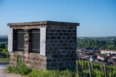 Şarap mahzeni havalandırma bacası kuleleri. Ay-Champange köyü yakınlarındaki Grand Cru tepe üzüm bağları, Vallee de la Marne, Champagne bölgesi, Fransa, Pinot noir üzüm fabrikaları ve köydeki eski evler.