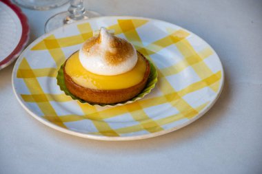 Fransız pastanesinden beyaz yumurtalı bir dilim limonlu turta.