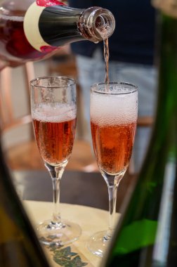 Gül ve şarap tatma, köpüklü pembe şarap, büyük rezerv, Grand Cru Ay-Şampanya Şarabı Vallee de la Marne köyü, şampanya bölgesi, Fransa