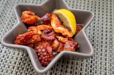 Lezzetli antipasti salatası ya da başlangıç deniz ürünleri tabağı, ızgara ahtapot stili kırmızı biberli kırmızı biber restoranda servis edilir.