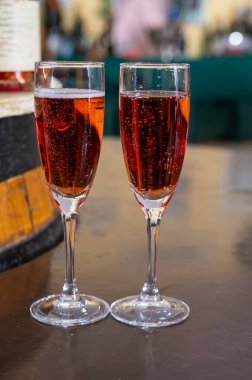 Gül ve şarap tatma, köpüklü pembe şarap, büyük rezerv, Grand Cru Ay-Şampanya Şarabı Vallee de la Marne köyü, şampanya bölgesi, Fransa