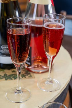 Gül ve şarap tatma, köpüklü pembe şarap, büyük rezerv, Grand Cru Ay-Şampanya Şarabı Vallee de la Marne köyü, şampanya bölgesi, Fransa