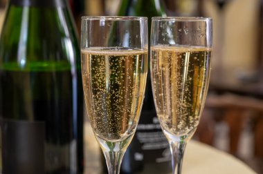 Beyaz, köpüklü şarap brut, Grand Rezerv, Grand Cru 'da şampanya Vallee de la Marne' da köy yapımı Ay-Şampanya Şarabı, Champagne Bölgesi, Fransa