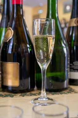 Beyaz, köpüklü şarap brut, Grand Rezerv, Grand Cru 'da şampanya Vallee de la Marne' da köy yapımı Ay-Şampanya Şarabı, Champagne Bölgesi, Fransa