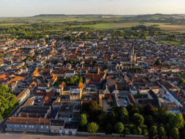 Ay-Champange, Vallee de la Marne, Champagne District, Fransa yakınlarındaki eski yeşil büyük cru cru tepeli şampanya bağlarına, Pinot noir üzüm fabrikalarına ve köydeki eski evlere bakın.