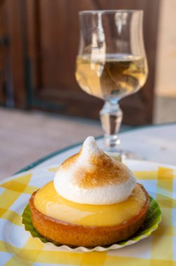 Bir Fransız limonlu turta ya da beyaz yumurtalı turta ve şampanyalı bardak köpüklü şarap, lezzetli tatlı, Fransız mutfağı.