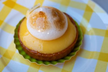 Fransız pastanesinden beyaz yumurtalı bir dilim limonlu turta.