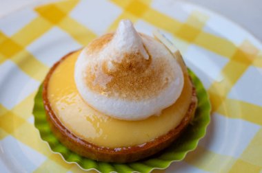 Fransız pastanesinden beyaz yumurtalı bir dilim limonlu turta.