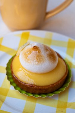 Fransız pastanesinden beyaz yumurtalı bir dilim limonlu turta.