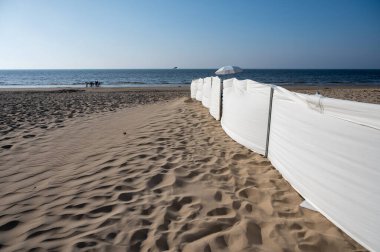 Kuzey Denizi 'nin sıcacık sahil köyünde beyaz kumlu bir sahil. Flanders, De Haan veya Le Coq sur Mer' de Belle Epoque tarzında inşa edilmiş.