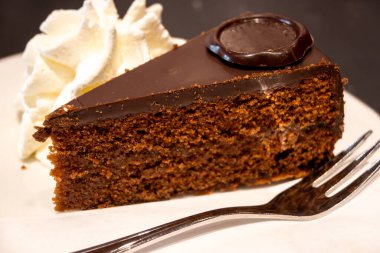 Avusturya kaynaklı kayısı reçelli ünlü Sachertorte çikolatalı keki Viyana 'daki eski klasik kafe restoranında kremayla servis ediliyor.