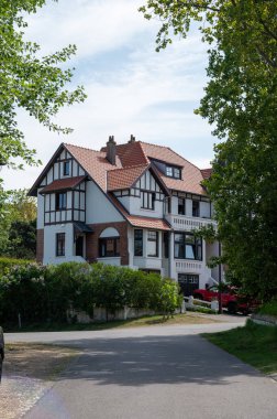 Kuzey Denizi 'nde, Flanders, De Haan ya da Le Coq sur Mer, Belçika' da Belle Epoque tarzında inşa edilmiş rahat bir sahil tatil köyü manzarası.
