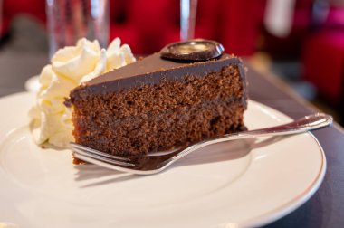 Avusturya kaynaklı kayısı reçelli ünlü Sachertorte çikolatalı keki Viyana 'daki eski klasik kafe restoranında kremayla servis ediliyor.