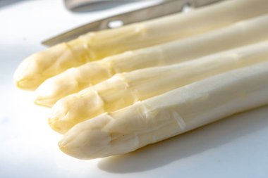 Hollandalı çiftçiler yüksek kaliteli ürünler, yıkanmış ve soyulmuş taze beyaz kuşkonmaz, mevsimlik vejetaryen gıdalar, gün ışığında