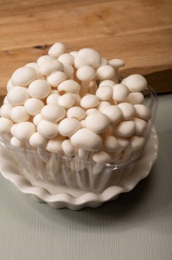 Taze beyaz shimeji yenilebilir mantarları Doğu Asya 'ya özgüdür, ona-shimeji yaygın olarak yetiştirilir ve umami tatma bileşikleri bakımından zengindir.