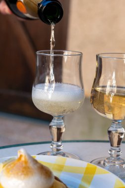 Bir Fransız limonlu turta ya da beyaz yumurtalı turta ve şampanyalı bardak köpüklü şarap, lezzetli tatlı, Fransız mutfağı.