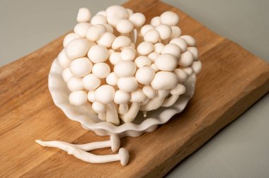 Taze beyaz shimeji yenilebilir mantarları Doğu Asya 'ya özgüdür, ona-shimeji yaygın olarak yetiştirilir ve umami tatma bileşikleri bakımından zengindir.