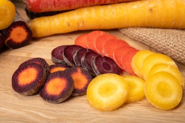 Renkli taze çiğ mor, sarı, kırmızı ve mor turuncu havuç Hollanda 'daki seradan sebze kökü, sağlıklı besin maddeleri.