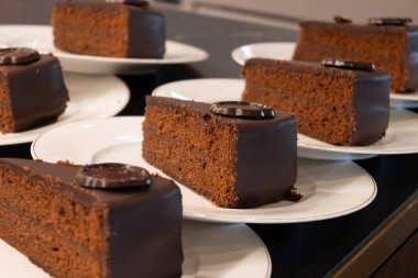 Viyana 'daki eski klasik kafe restoranının mutfağında Avusturya kaynaklı kayısı reçelli ünlü Sachertorte çikolatalı pastasından bir sürü beyaz tabak.