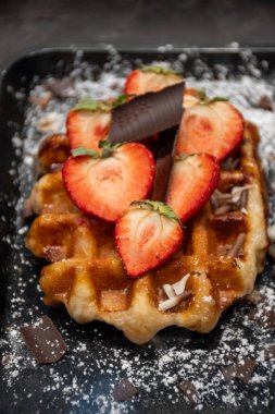 Brüksel, Flanders, Belçika 'da çeşitli malzemelerle pişirilmiş Belçika şekerli waffle' lar, lezzetli sokak yemekleri.