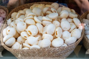 Belçika 'nın eski Bruges kentindeki şekerci dükkanında vitrininde çeşitli tatlara sahip taze pişmiş yumurtalar sergileniyor.