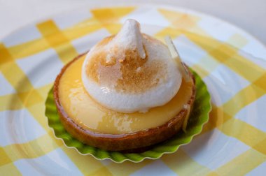 Fransız pastanesinden beyaz yumurtalı bir dilim limonlu turta.