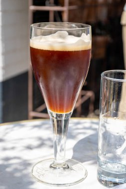 Belçika birası, Bruges 'deki eski bira fabrikasında, dubbel dark, lezzetli içecek, birayla öğle yemeği, turizm merkezi, Flanders, Belçika