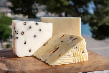 Taze roket salatasıyla İtalyan peyniri, siyah biber, zeytin, şarap, Sicilya peyniri, Palermo yemeği.