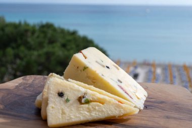 Taze roket salatası, siyah biber, zeytin, şarap, Sicilya peyniri, Palermo yemeği ve Mondello sahilindeki deniz manzarası nea Palermo, Sicilya