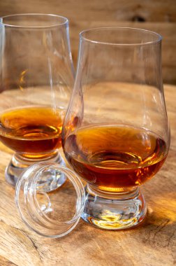 Scotch malt ve karışık viski ya da viski tatma İskoçya 'da içki imalathanesinde yakın çekim