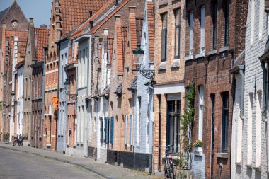 Bruges, Flanders, Belçika 'daki dar sokaklardaki eski ortaçağ evleri, Batı Avrupa' daki turist merkezleri.