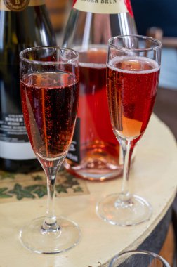 Gül ve şarap tatma, köpüklü pembe şarap, büyük rezerv, Grand Cru Ay-Şampanya Şarabı Vallee de la Marne köyü, şampanya bölgesi, Fransa