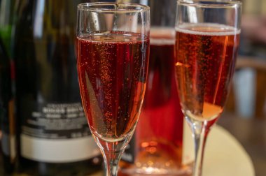 Gül ve şarap tatma, köpüklü pembe şarap, büyük rezerv, Grand Cru Ay-Şampanya Şarabı Vallee de la Marne köyü, şampanya bölgesi, Fransa