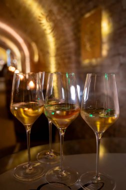 Şarap mahzeni ziyareti, brüt şampanya tatma yeraltı mağaralarında geleneksel yöntemle üretilen köpüklü şarap, şarap imalatı endüstrisi.