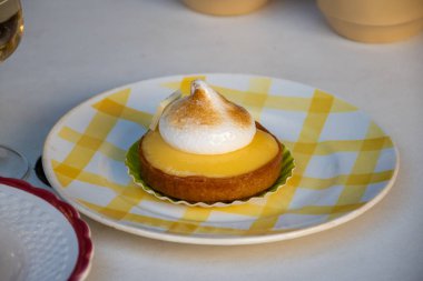 Fransız pastanesinden beyaz yumurtalı bir dilim limonlu turta.