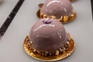 Avusturya tatlıları, Avusturya 'nın Viyana kentindeki geleneksel fırın kafesinde sergilenen farklı tipte çikolata ve meyveli kekler.