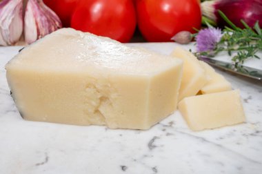 Lazio, Sardunya veya Toskana 'da koyun sütünden yapılmış pekorino romano İtalyan peyniri parçaları.