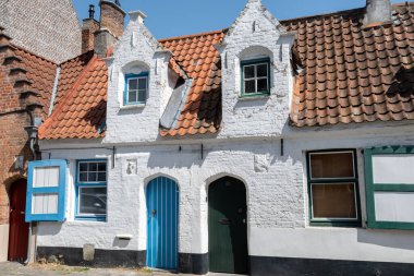 Bruges, Flanders, Belçika 'daki dar sokaklardaki eski ortaçağ evleri, Batı Avrupa' daki turist merkezleri.