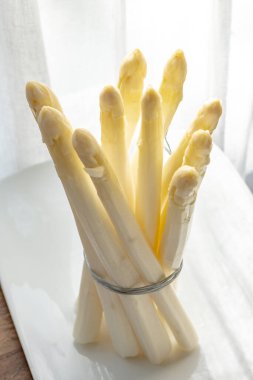 Hollandalı çiftçiler yüksek kaliteli ürünler, yıkanmış ve soyulmuş taze beyaz kuşkonmaz, mevsimlik vejetaryen gıdalar, gün ışığında