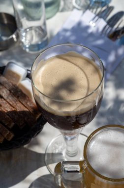 Belçika birası, Bruges 'deki eski bira fabrikasında, dubbel dark, lezzetli içecek, birayla öğle yemeği, turizm merkezi, Flanders, Belçika