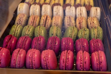 Makaronlar ya da Fransız kurabiyeli tatlı krema şekerli yumurta beyazı, krema şekeri, granüllü şeker, badem yemeği ve gıda boyası sergilenmekte olan tatlı Fransız tatlısı, kapat.