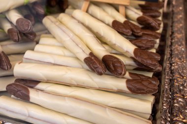 Bahar mevsimi için çikolatalı kuşkonmaz satan bir dükkanda el yapımı çikolatalı sebzeler sergileniyor.