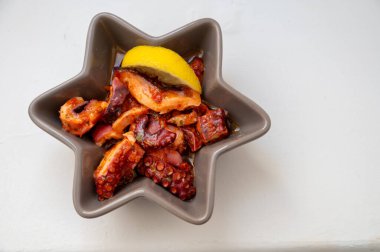 Lezzetli antipasti salatası ya da başlangıç deniz ürünleri tabağı, ızgara ahtapot stili kırmızı biberli kırmızı biber restoranda servis edilir.