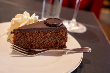 Avusturya kaynaklı kayısı reçelli ünlü Sachertorte çikolatalı keki Viyana 'daki eski klasik kafe restoranında kremayla servis ediliyor.