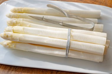 Hollandalı çiftçiler yüksek kaliteli ürünler, yıkanmış ve soyulmuş taze beyaz kuşkonmaz, mevsimlik vejetaryen gıdalar, gün ışığında