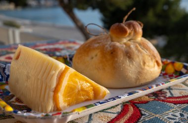 İtalyan provolone peyniri taze portakallar, Sicilya peyniri ve geleneksel burrata şeklinde çörekler Sicilya, Palermo yemeklerinden peynir ve pastırmayla doldurulmuş.
